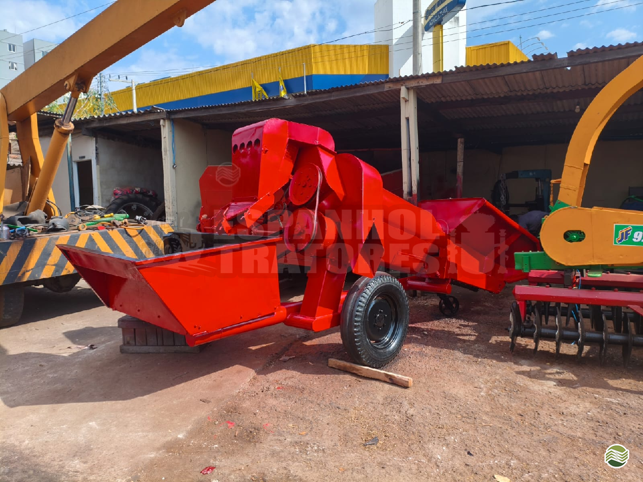 IMPLEMENTOS AGRICOLAS COLHEDORAS COLHEDORA DE MILHO 1 LINHA Espanhol Tratores GOIANIA GOIAS GO